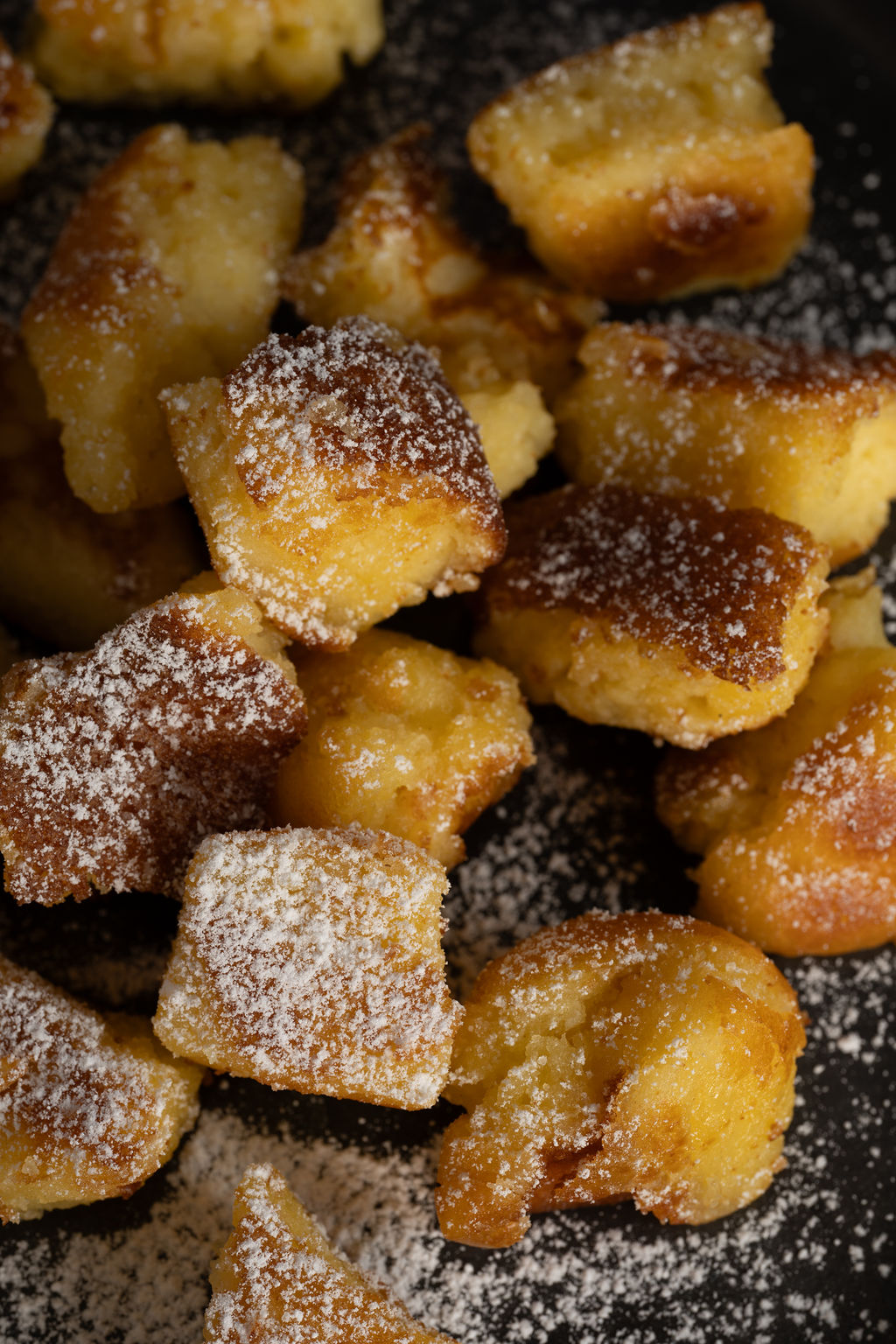 Frisch karamellisierter Kaiser'schmarrn mit Staubzucker